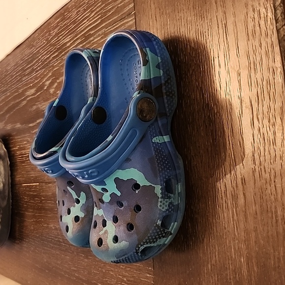 Crocs camo size 9 toddler - Picture 2 of 4